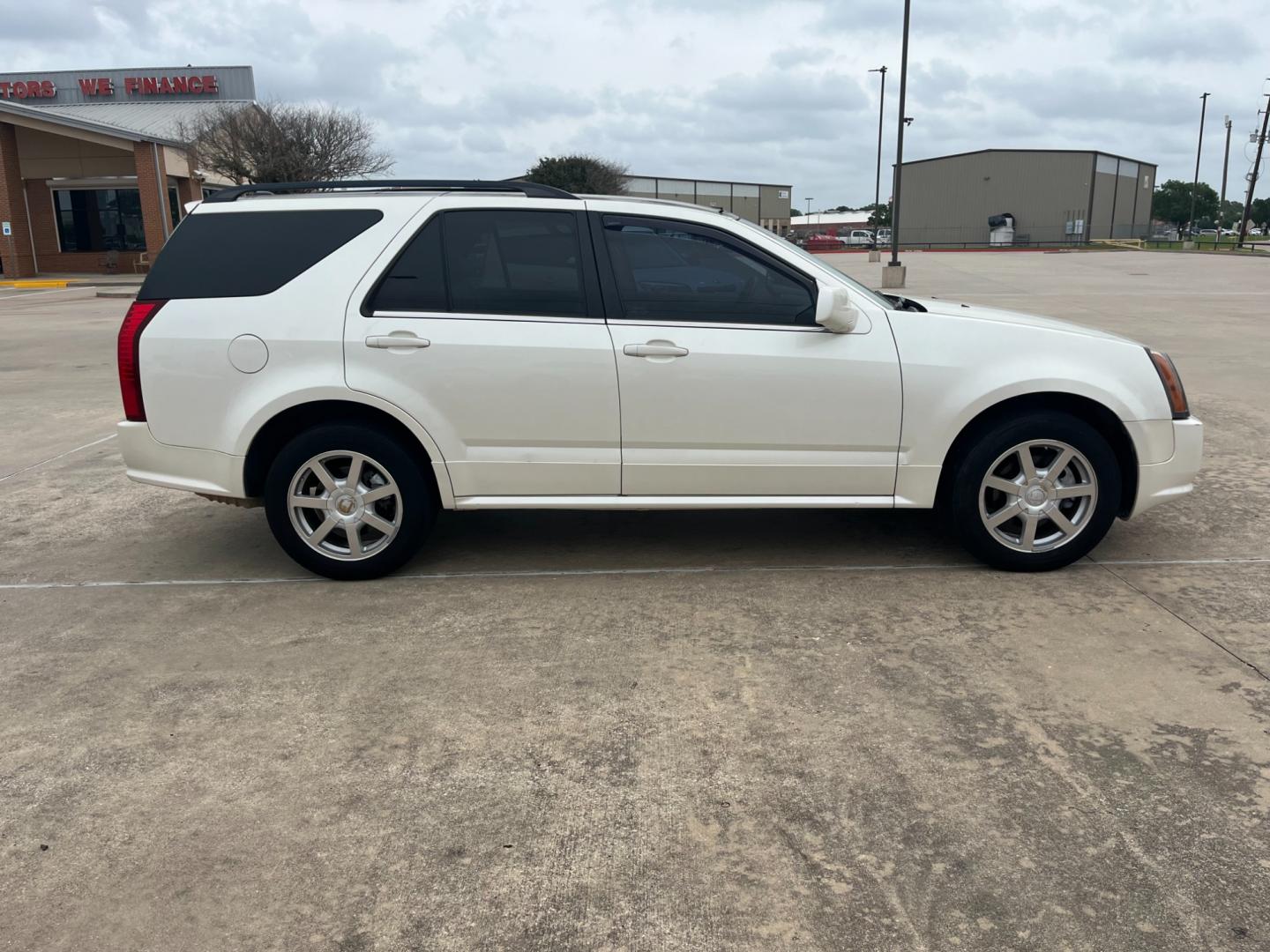 2005 white /TAN Cadillac SRX V6 (1GYEE637250) with an 3.6L V6 DOHC 24V engine, 5-Speed Automatic Overdrive transmission, located at 14700 Tomball Parkway 249, Houston, TX, 77086, (281) 444-2200, 29.928619, -95.504074 - Photo#7